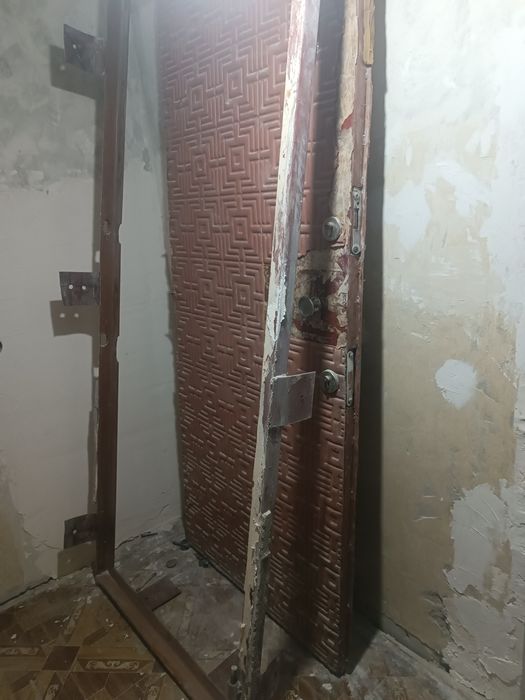 Продам железную входную дверь из квартиры