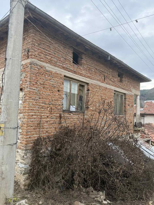Продава се масивна двуетажна къща в с. Калиманци,  общ. Сандански
