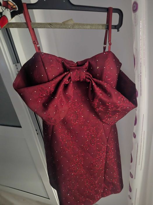 Елеганта Рокля с дантела и камъчета