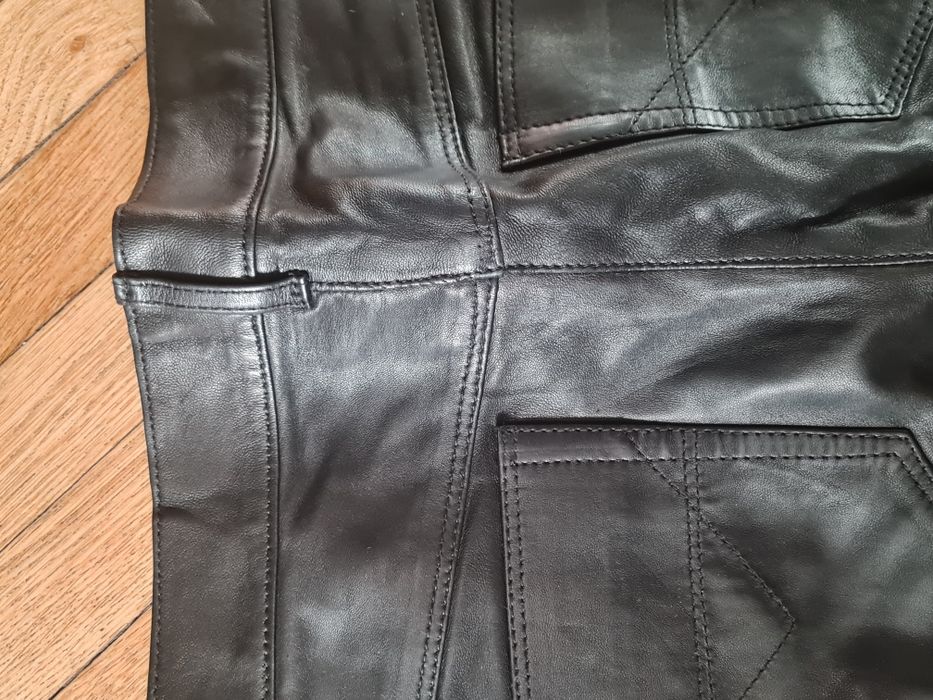 Pantaloni din piele