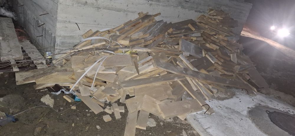 Дрова из досок  кучами