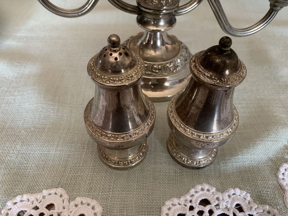 Посребрен свещник и две солници