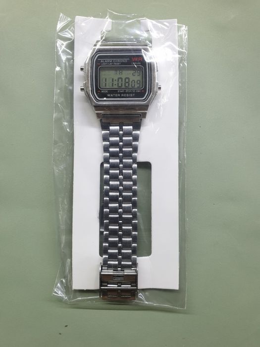 Часы электронные стильные новые