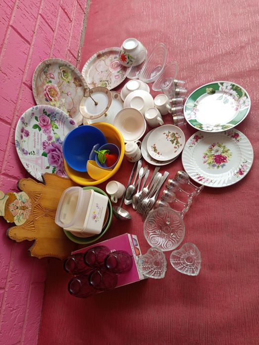 Посуда много разная .