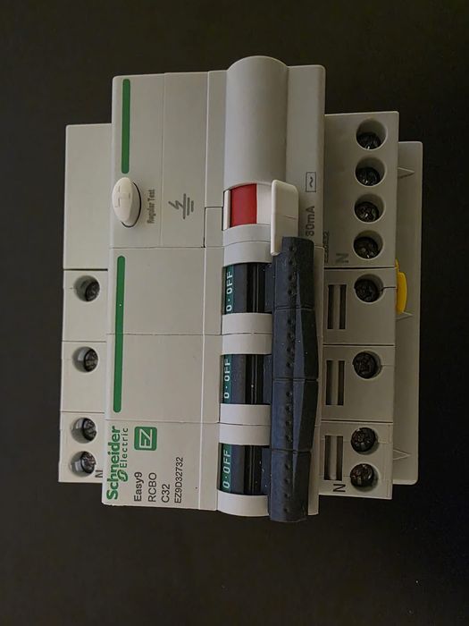 Intrerupator cu protectie diferentiala Schneider