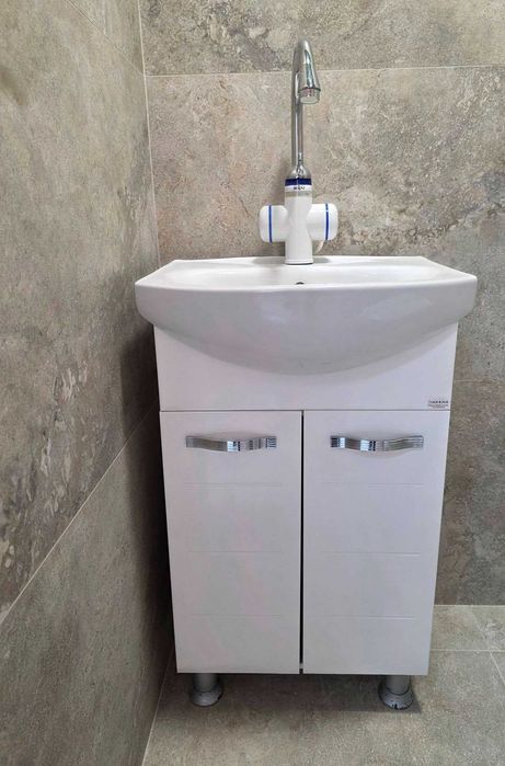 Долен шкаф за баня с умивалник