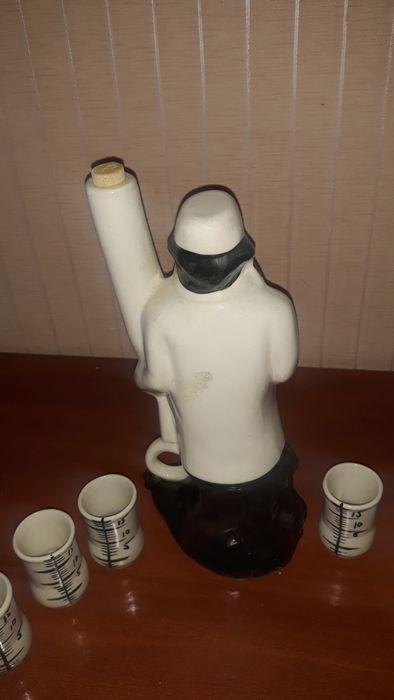 Продам  бутылку с рюмками