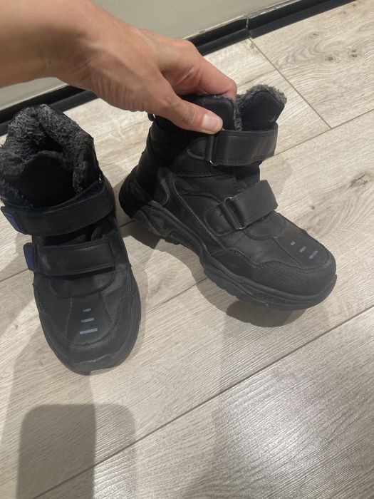 Продам детские ботинки для мальчиков.