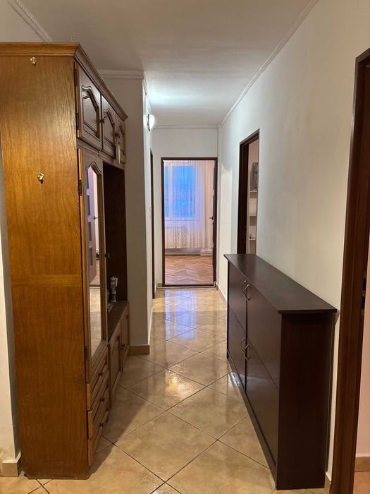 INCHIRIERE Apartament spațios cu 3 camere în zonă centrală
