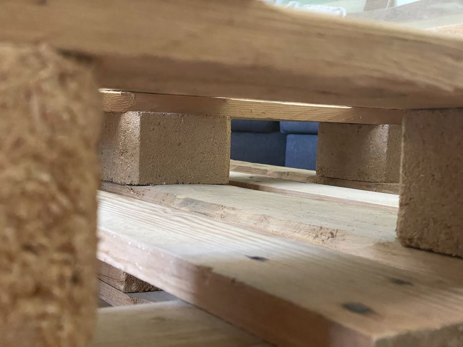 Холна маса от палета със стъкло