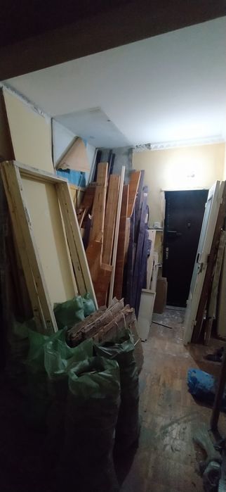 Remontdan chiqqan yog'och, eshiklar, yog'och stollar