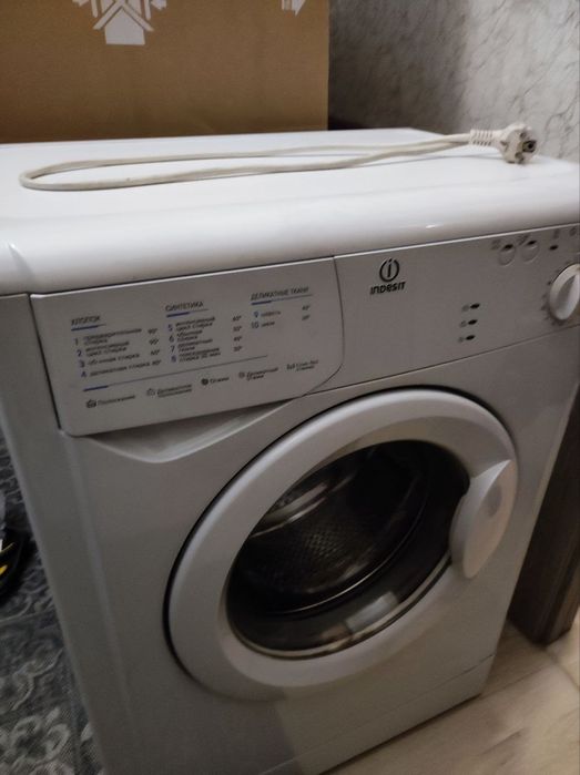 Машинка стиральная Indesit