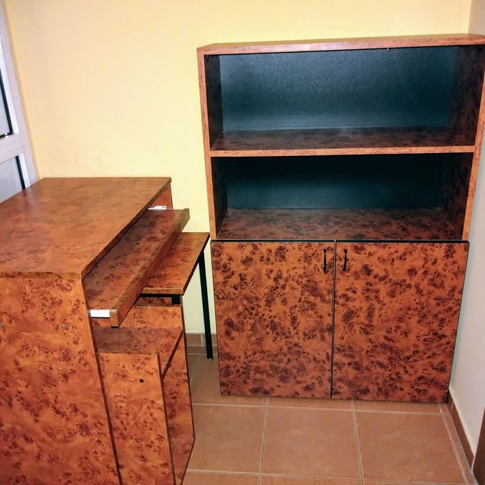 Работен кът: бюро с контейнер за РС, масичка , библиотечен шкаф.