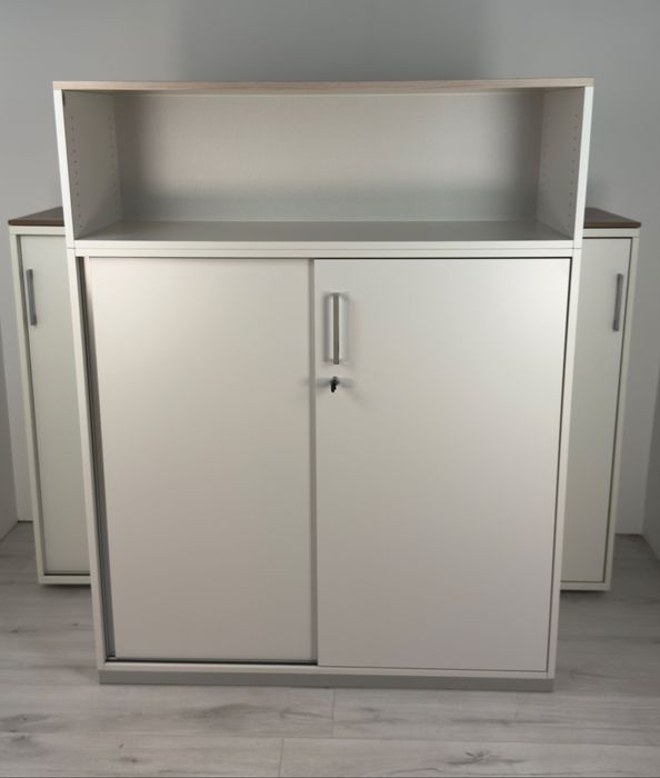 Офис шкаф с плъзгащи врати и допълнитена ракла  Steelcase