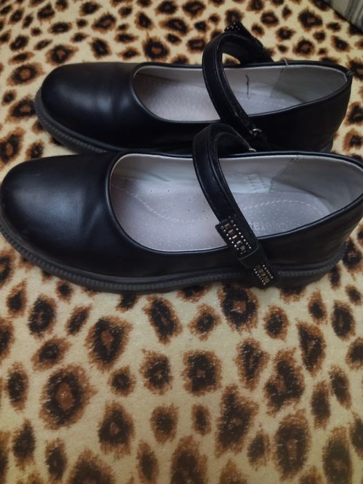 Туфельки новые на девочку.