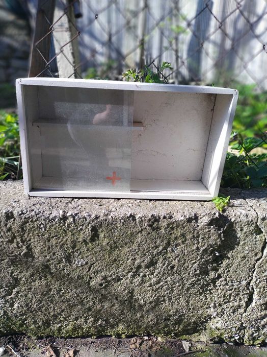 Кухненска мивка алпака  и ретро аптечка