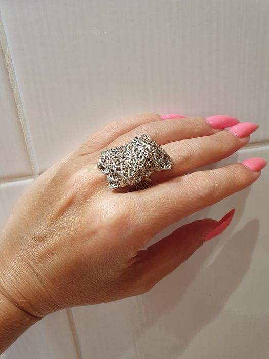 Пръстен, хълка, цирконии