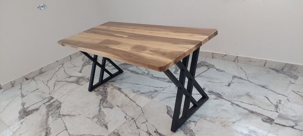 Маси и пейки от масив с метални крака