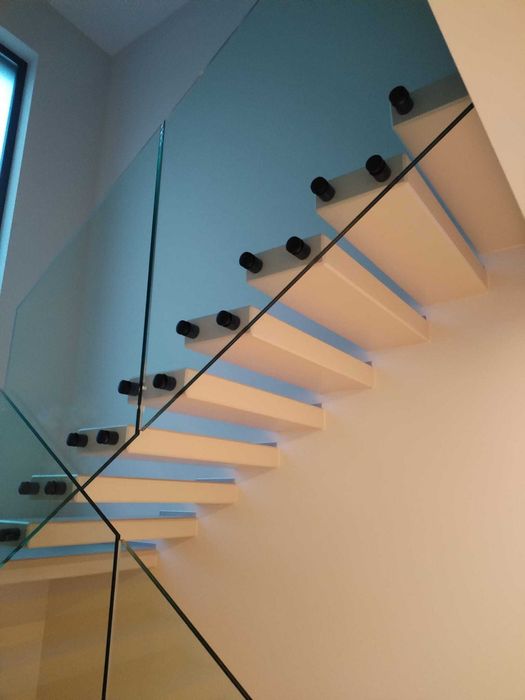 Висящи стълби, стъклени парапапети,