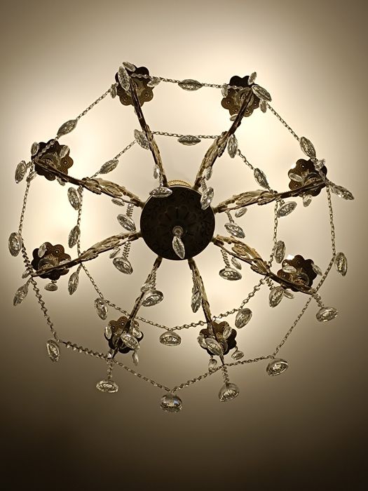 Продам люстру.  8ми рожковая.