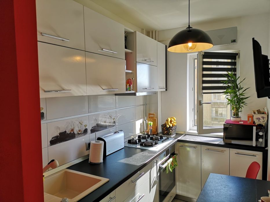 Închiriez apartament cu 2 camere
