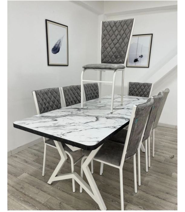 Сем бренди стол со стульями.