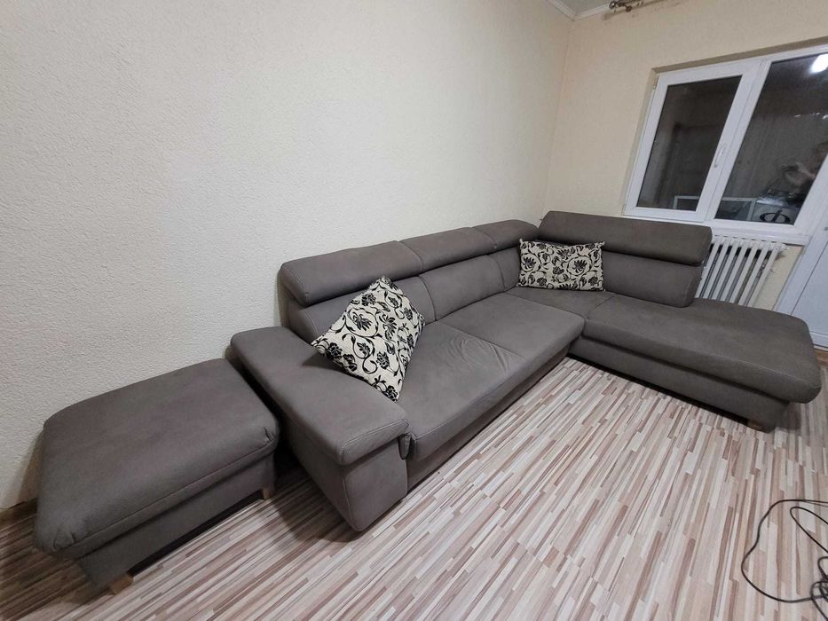 Coltar de vanzare+o masa din sticla