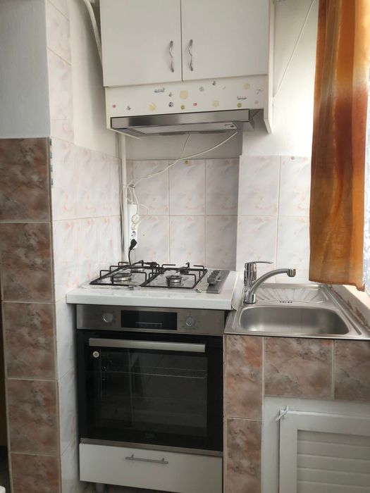 Vand aprtament cu 2 camere, decomandat, zona foarte buna
