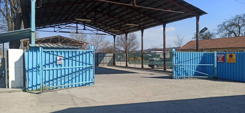 Под наем търговско помещение 200м2 с лице на главен път с паркинг