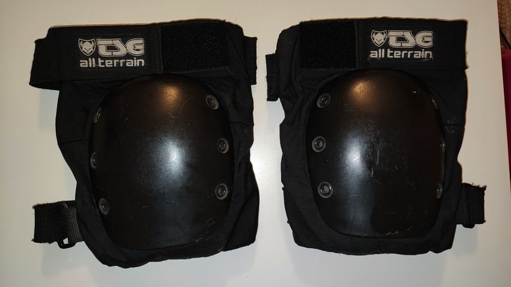 Мото аксесоари, наколенки, очила