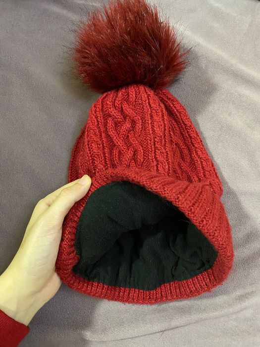 Красная зимняя шапка