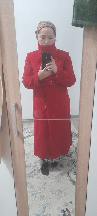 Красное красивое пальто