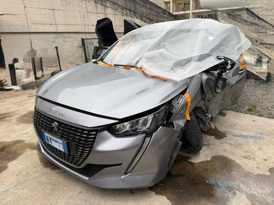 Peugeot 208 PureTech 100 Stop&Start EAT8 5 Usi A  4.200 € AVARIAT