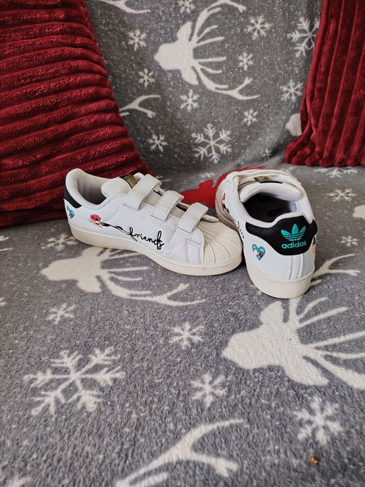 Adidași Adidas superstar, nu Nike Puma