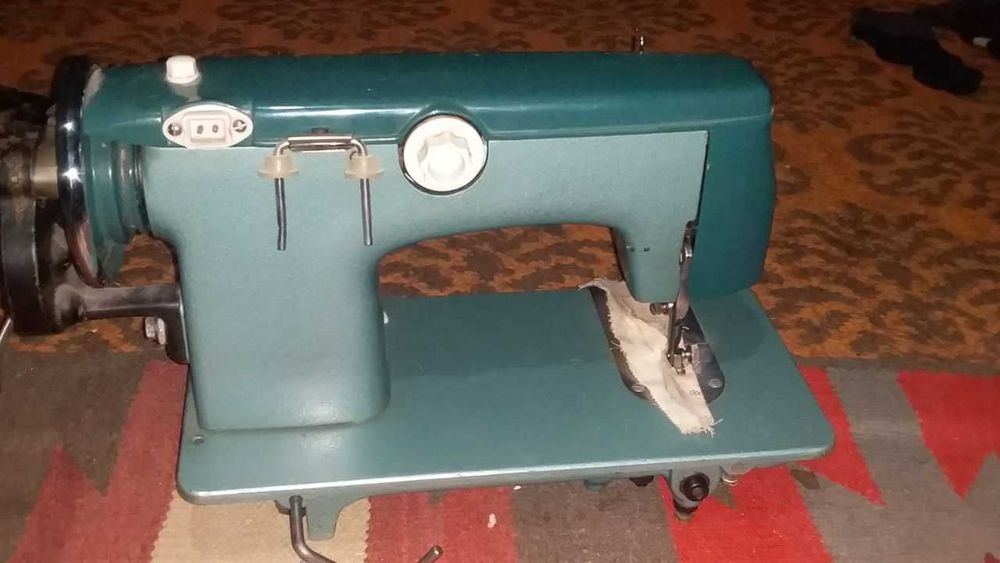 Tikuv mashinasi sotiladi