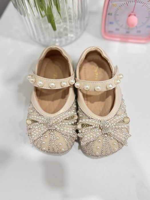 Продаю нарядные туфельки для девочки