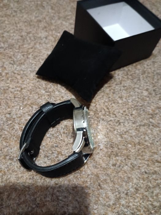 Мъжки часовник сребрист с черна каишка