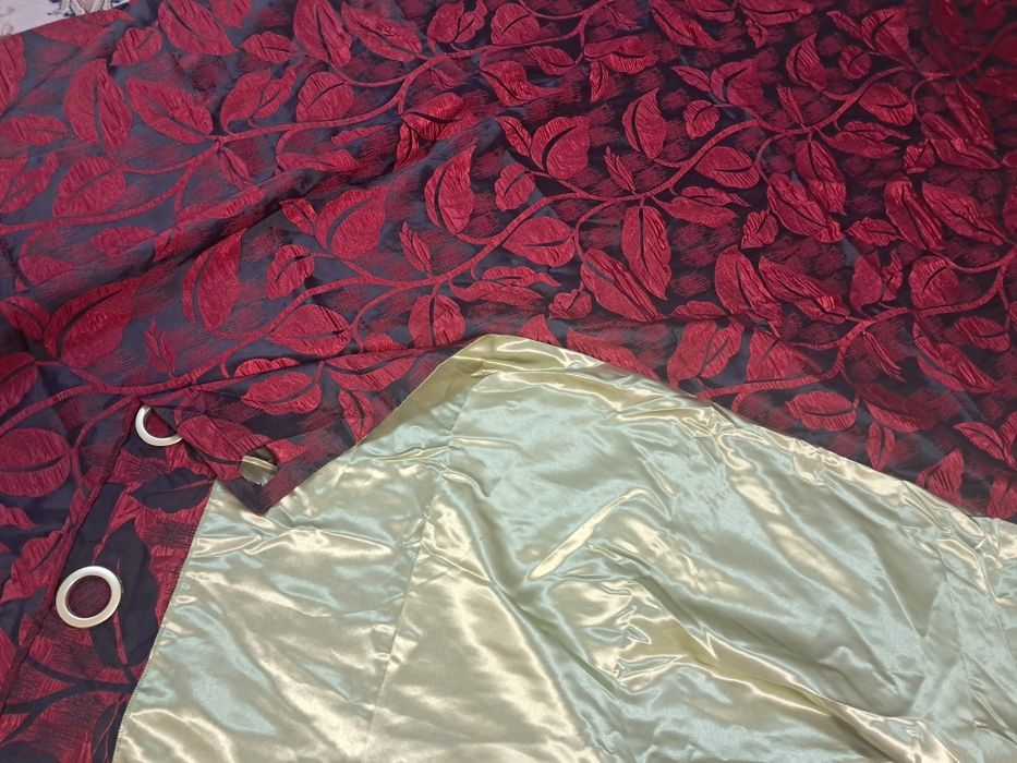 Шторы две штуки продам.