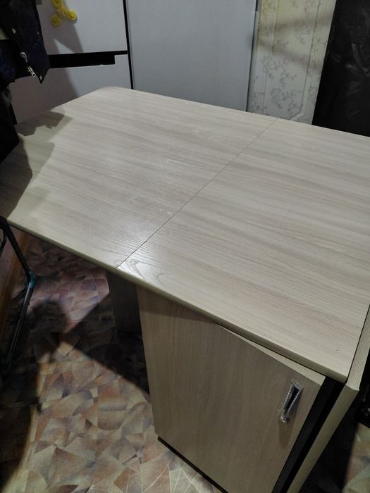 Стол-книжка, раскладывается.