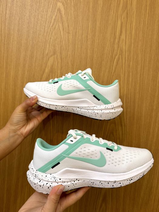 Кроссовки женские