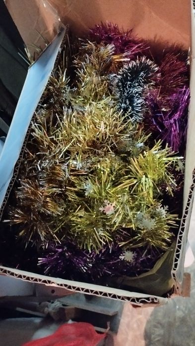 Ёлка два метра ,с игрушками и мишурой.