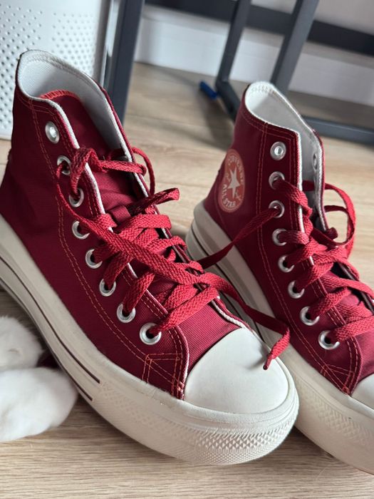 Converse  inalti rosii, platforma