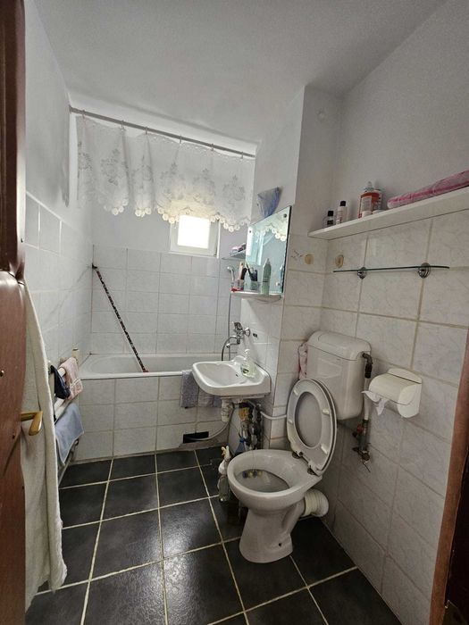 Apartament 2 camere, etaj III, intrarea din spate a Colegiului National Matei Basarab (Pedagogic)