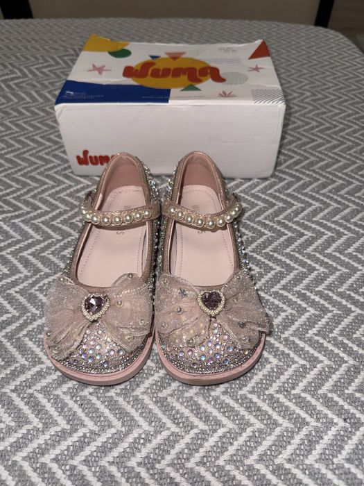 Продам красивые и удобные туфли на девочку