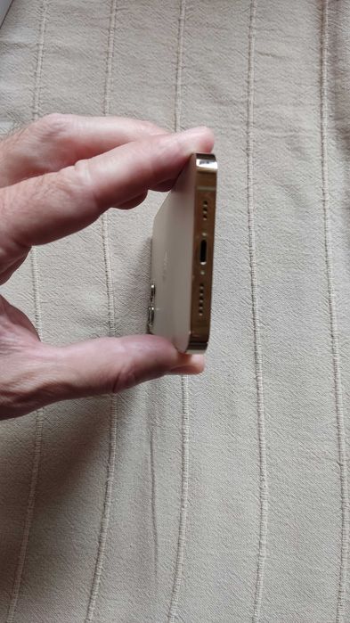 Iphone 12 pro 256 GB със зарядно и 12 протектора за гръб