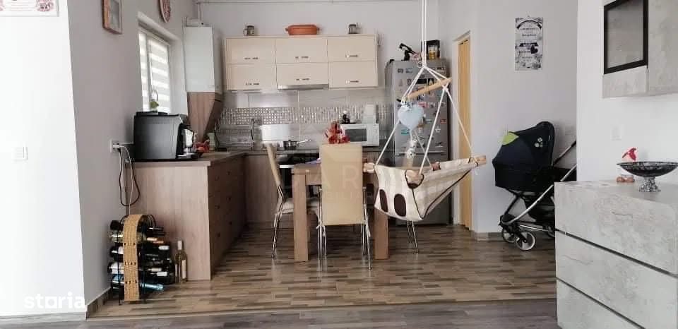 Închiriez apartament 2 camere + loc de parcare