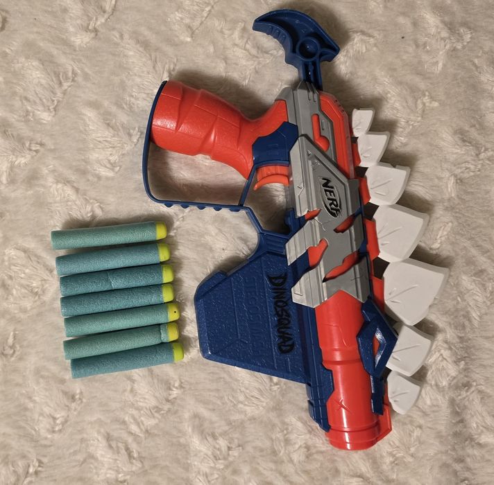 Vand pistoale Nerf
