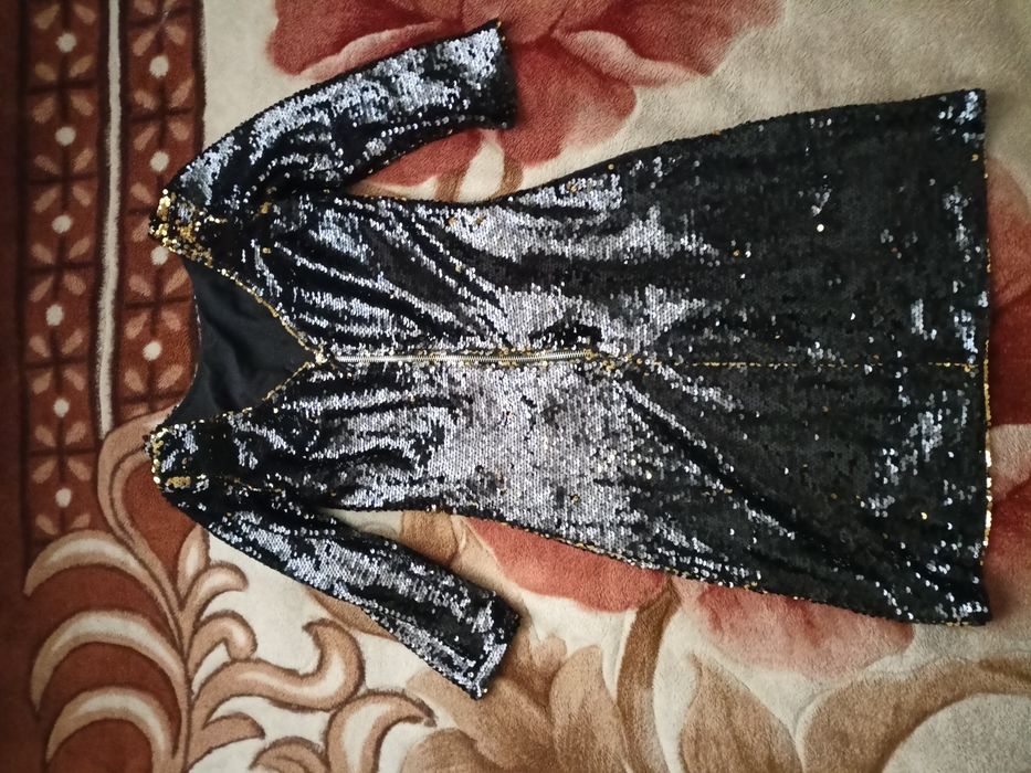 Ayollar ko'ylagi yengi kiyilmagan