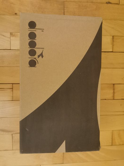 Diadora V7000.             W