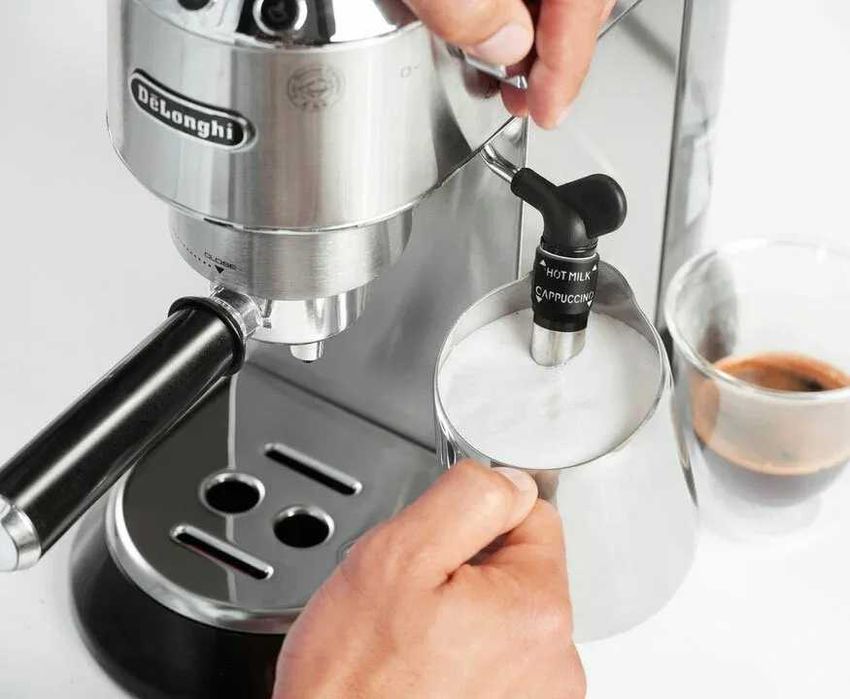 Кофеварка DeLonghi EC685.M Dedica